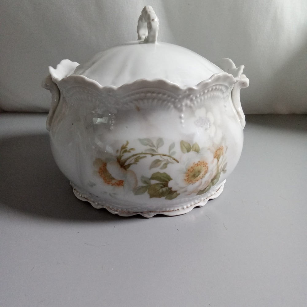 Leuchtenburg Germany Porcelain Lidded Sugar Bowl Floral Scalloped White Vintage